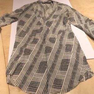 Black and white tunic w 3/4-length sleeves